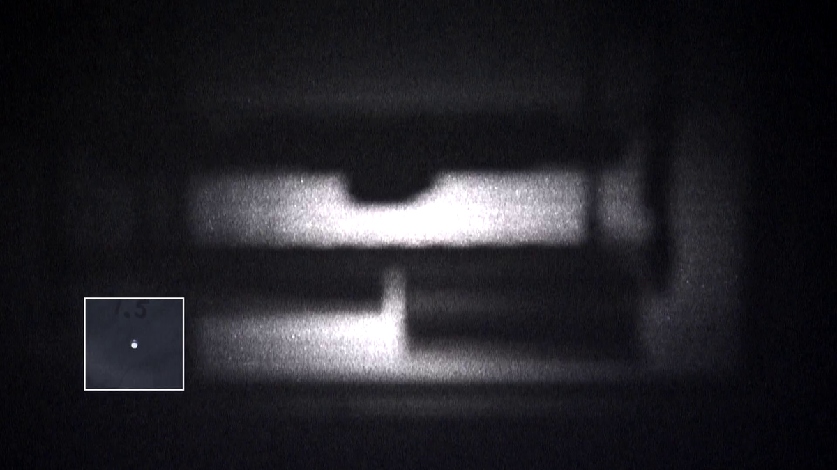 穴が小さければ小さいほど撮像がくっきりします。3mm径の穴だとシルエットがぼんやりわかる程度