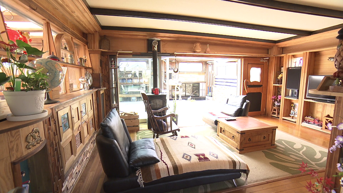 作業部屋の上に作られた開放的なオープンスペースとパーティールーム