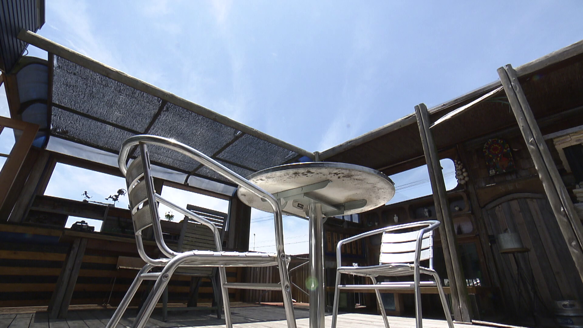 DIYで作ったオープンデッキ。その上にテーブルといすが並べられている