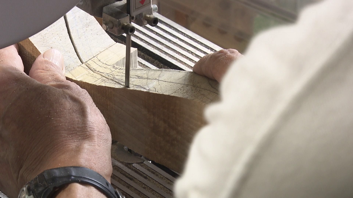 機械でカットする様子