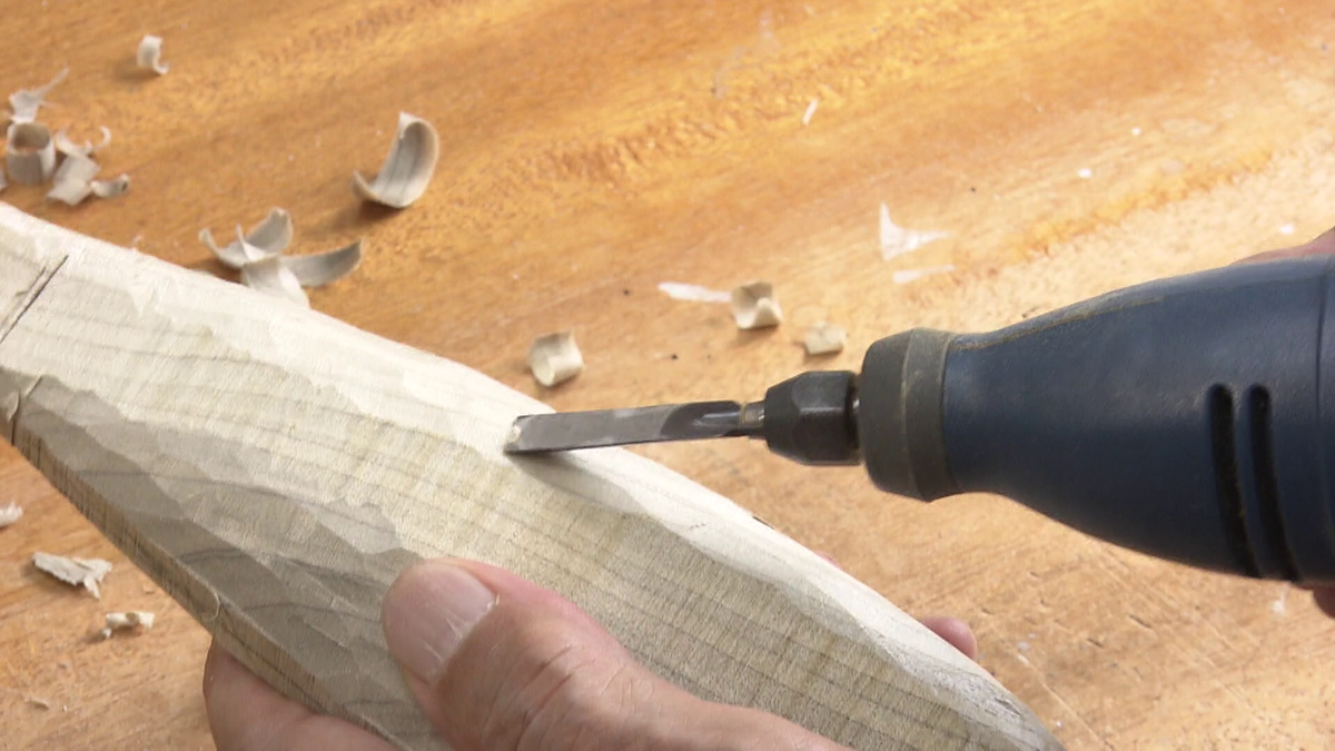 電動の彫刻刀を使って丸みを持たせる