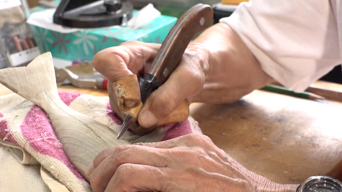 フィッシュカービングのベースに細かな鱗を付けていく