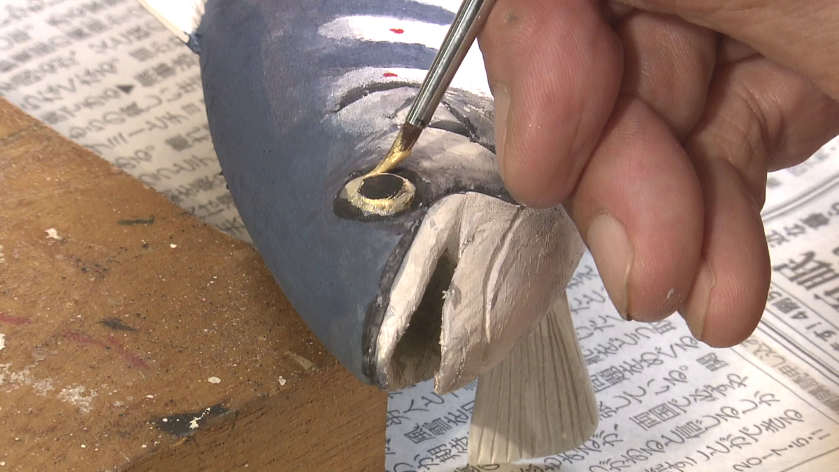 金色のラインを描く