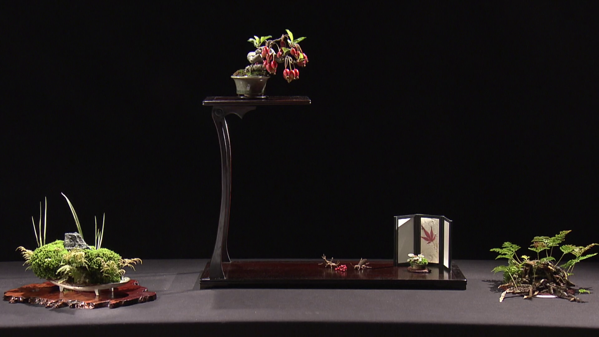 小品盆栽と小物を組み合わせた、秋を表現した飾り