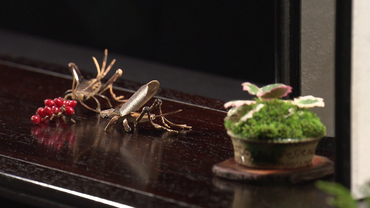 竹細工の鈴虫と小品盆栽