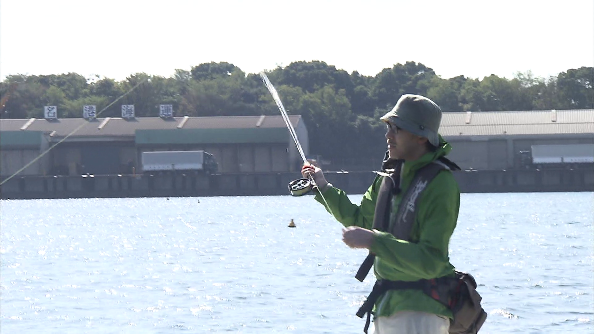 フライフィッシングをする男性