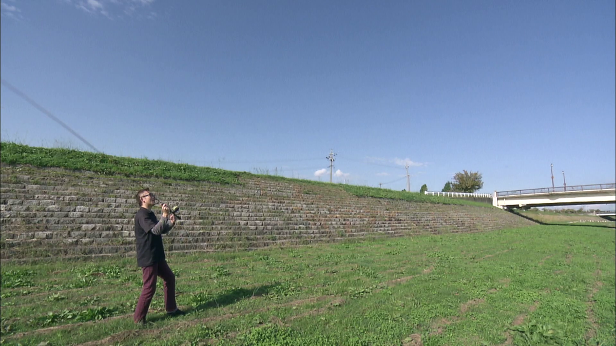 屋外で竿を振っている様子