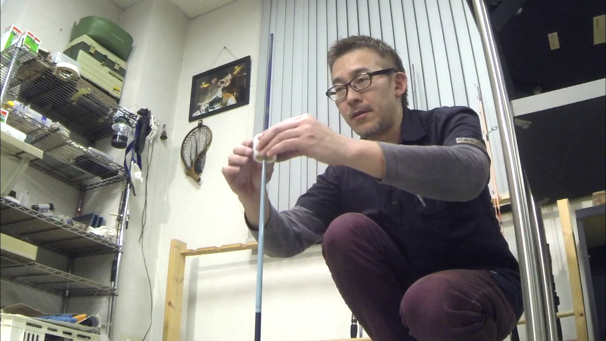 釣り竿に塗装を施す様子