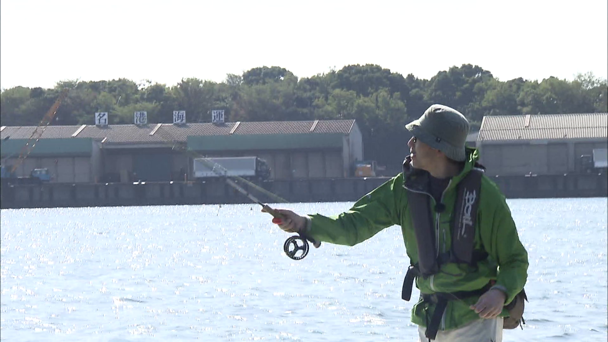 フライフィッシングをする様子