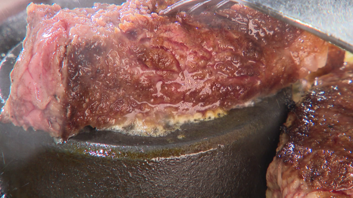 鉄板の上で肉を焼く様子