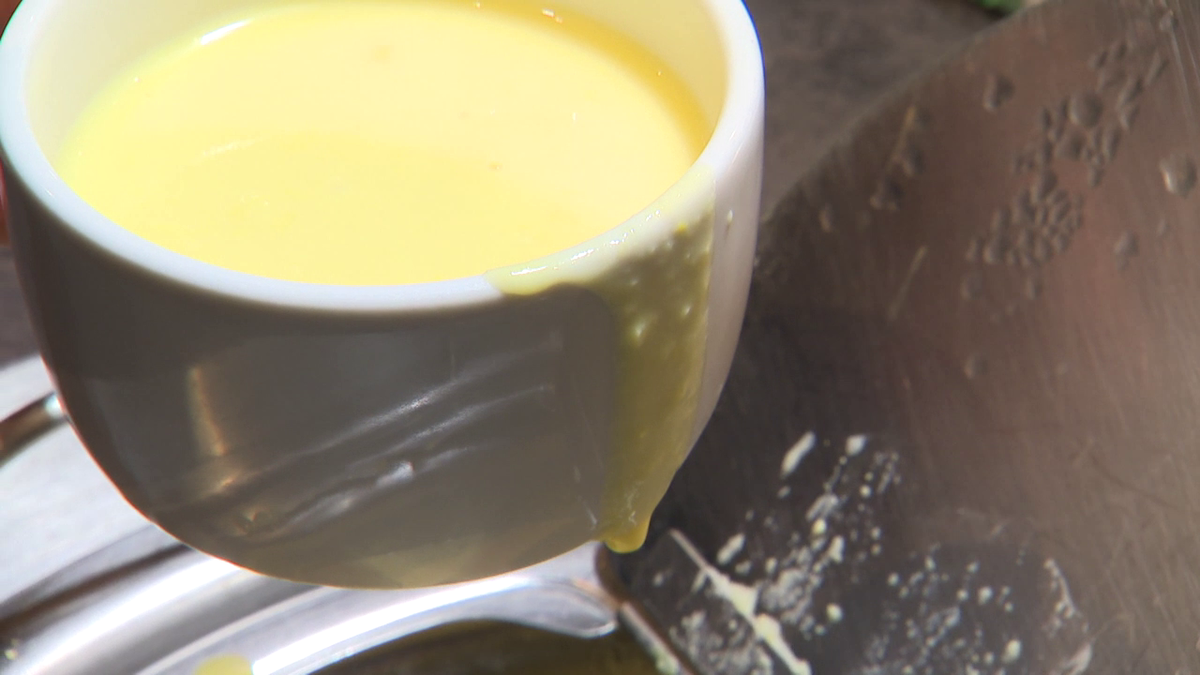 こぼさずにカップに注ぐコツは？