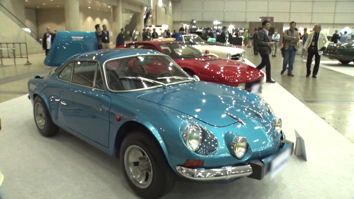 旧車が並ぶ様子