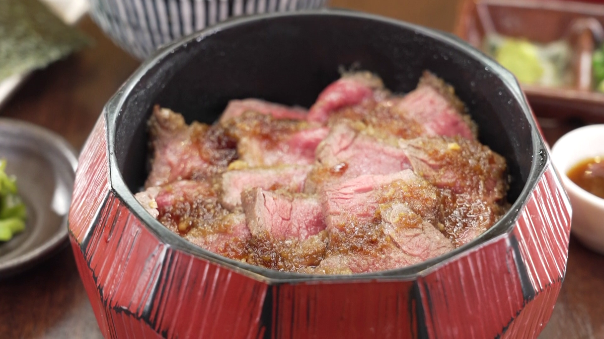 上質なうまみをたっぷり堪能できる、名物の「知多牛ひつまぶし」（2970円）