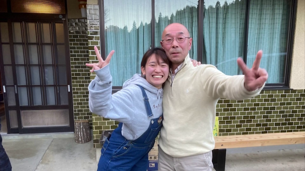 男性と女性が笑顔でピースする様子