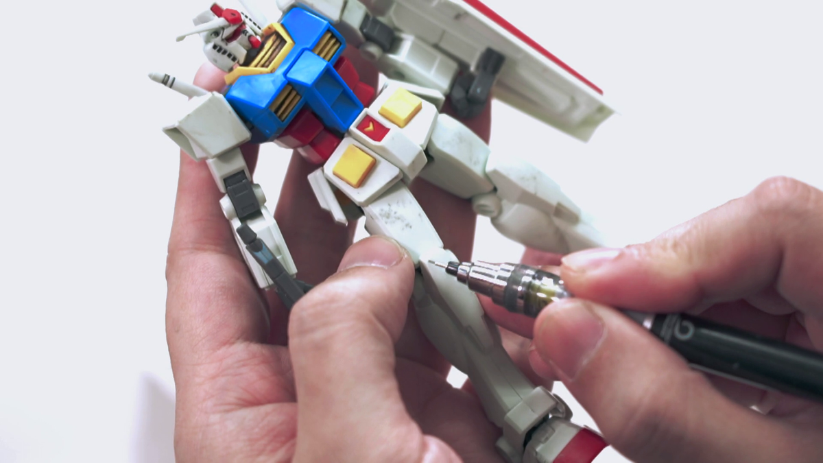 ウェザリング加工をする様子