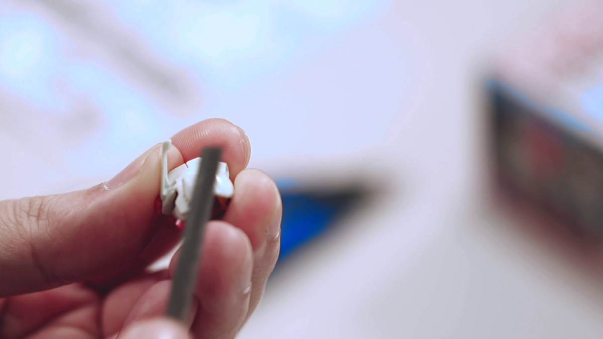 ヤスリでならす