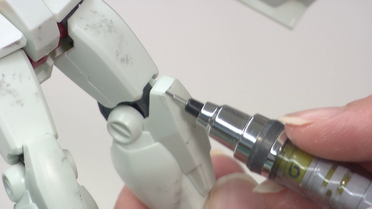 足の部分をシャープペンシルでウェザリング