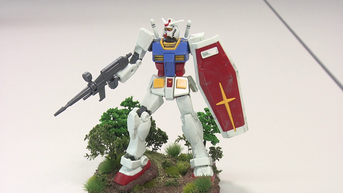 ガンダムプラモデルがジオラマの上に立つ様子