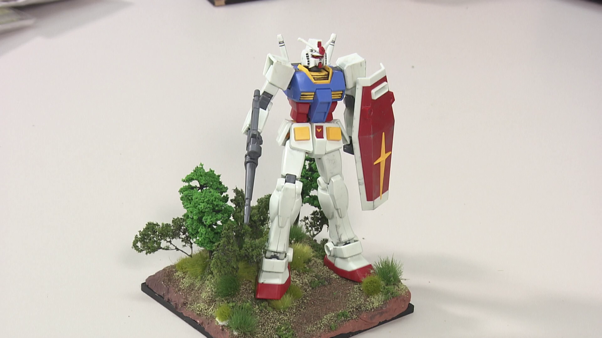 ガンダムプラモデルのポーズを決める