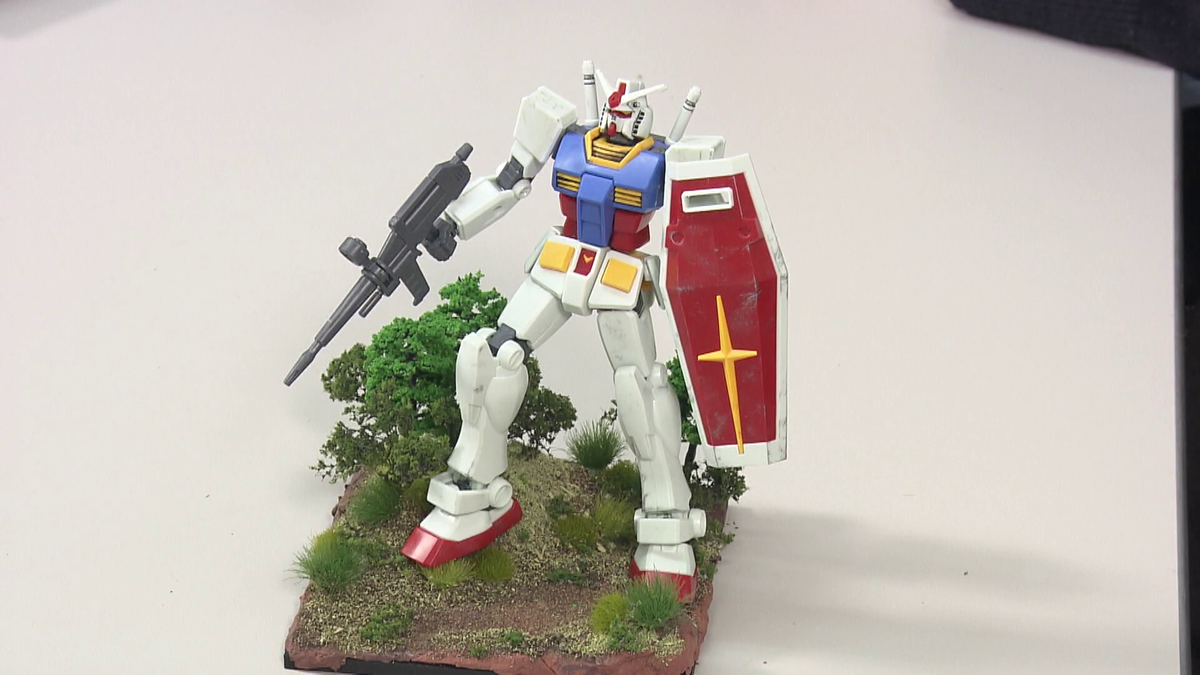 ガンダムプラモデル、片足を上げたポーズ