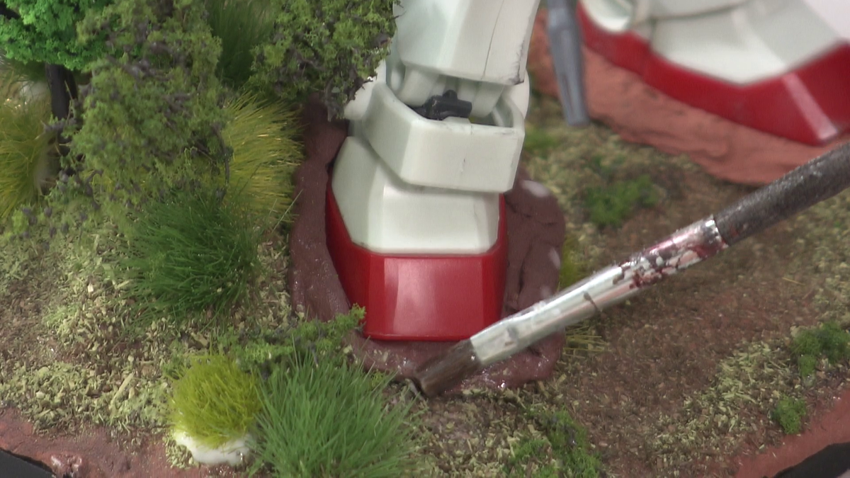 水で溶いた木工用ボンドを筆で塗る