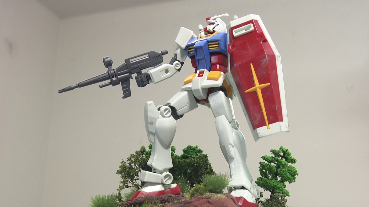 上空を見上げて索敵をしているガンダム