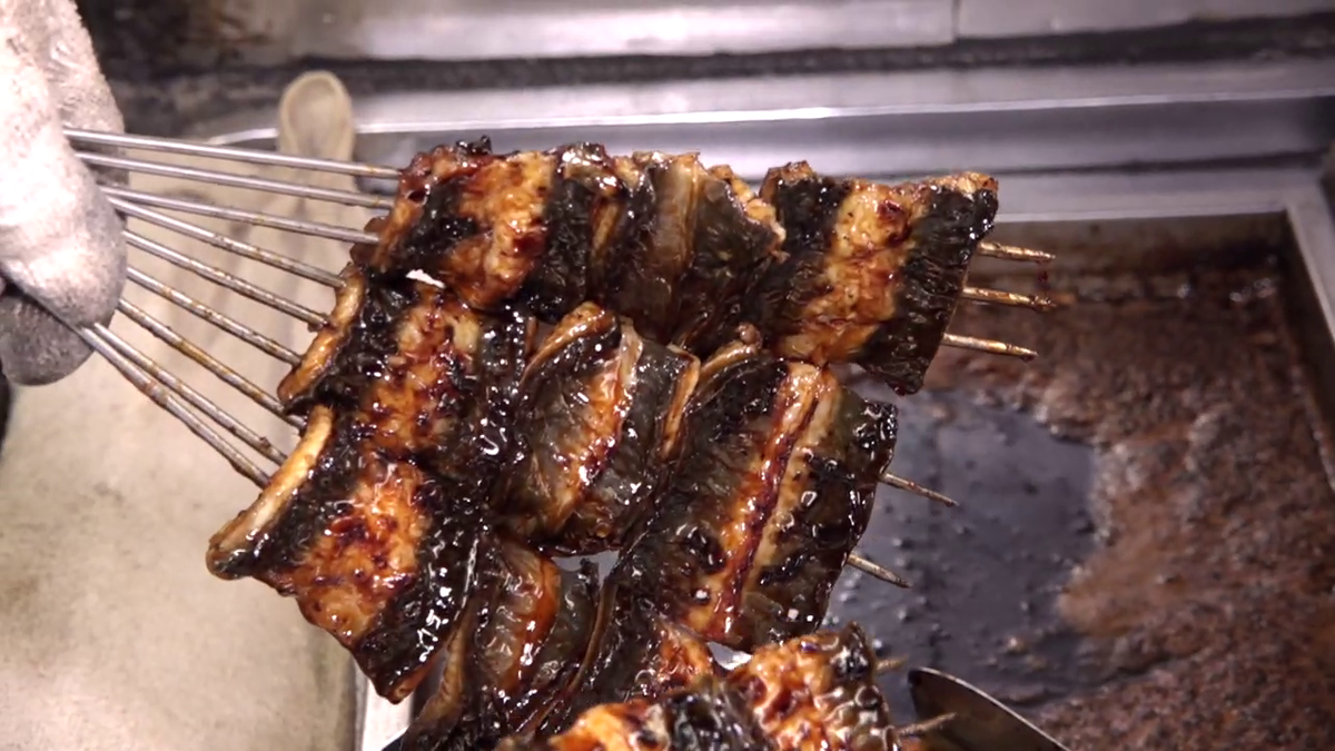 皮目がパリッとなるまで炭火でしっかり焼く