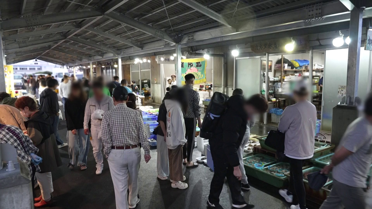 早朝から多くの人で賑わう「三河一色さかな村」