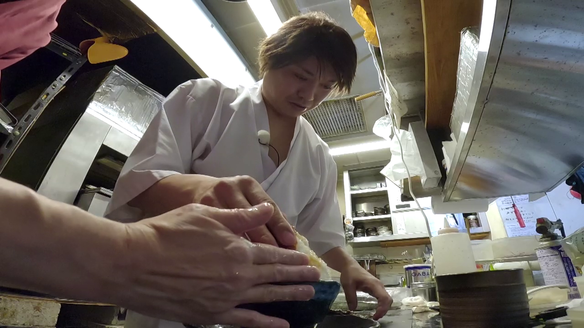 2人がかりで豪快に盛り付ける様子