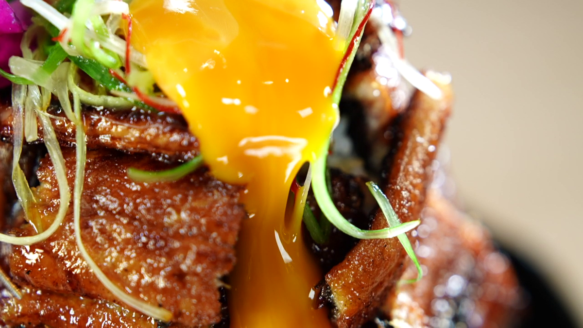 うなぎの上の卵が垂れていく様子