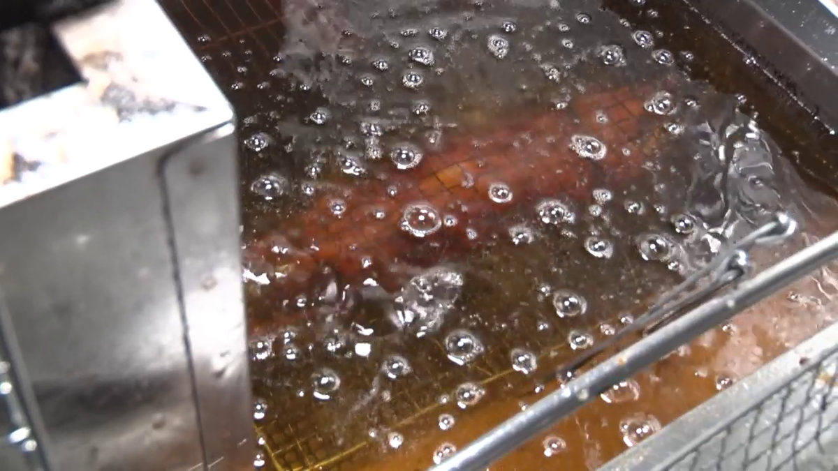 焼いたうなぎを油で揚げる