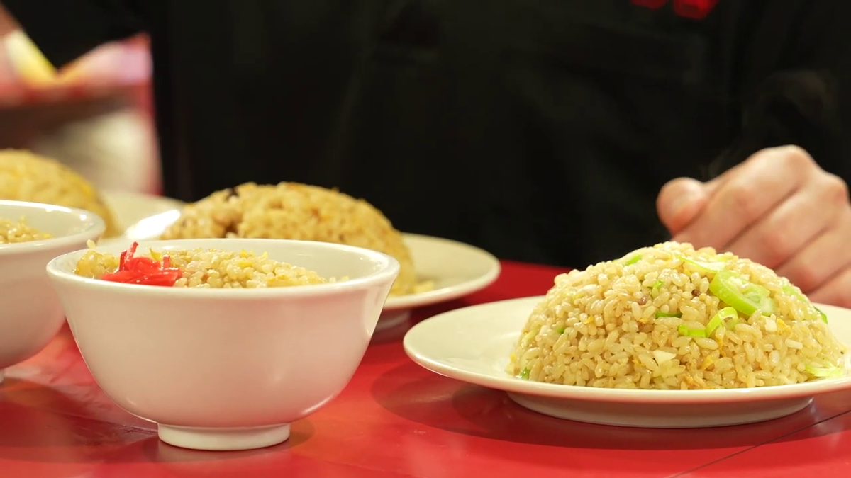 ニンニクチャーハンが盛られた皿が並ぶ様子