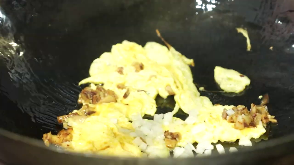 粗く切ったニンニクが大量に入っている