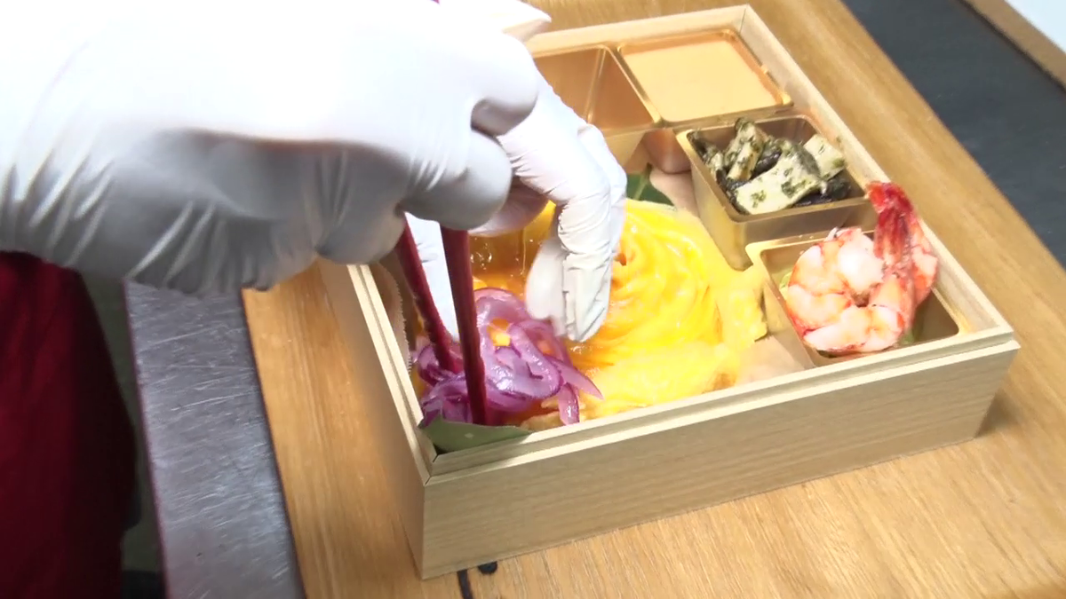 紫玉ねぎのラペを添える