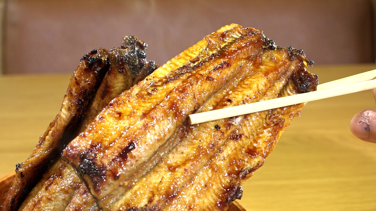 うなぎを箸上げした様子