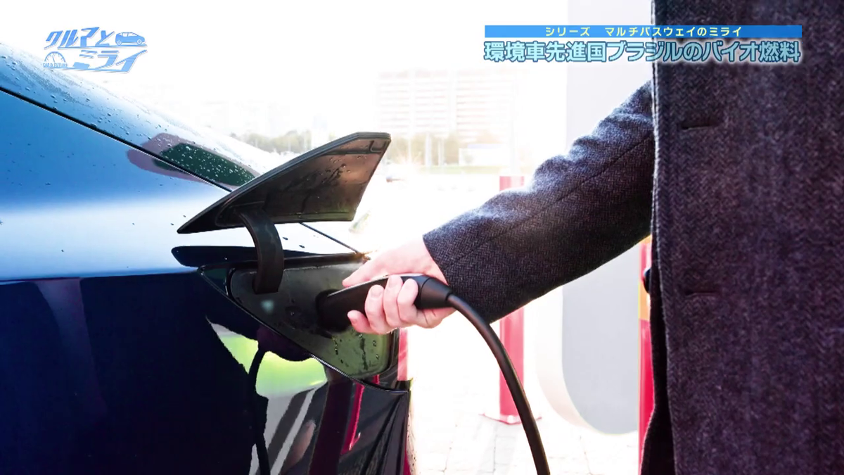 クルマにガソリンを給油するイメージ画像