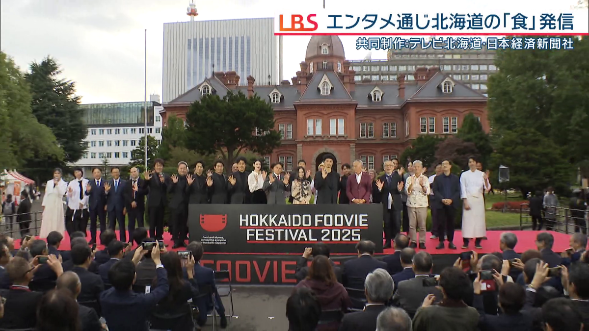 俳優が集まって写真を撮影する様子