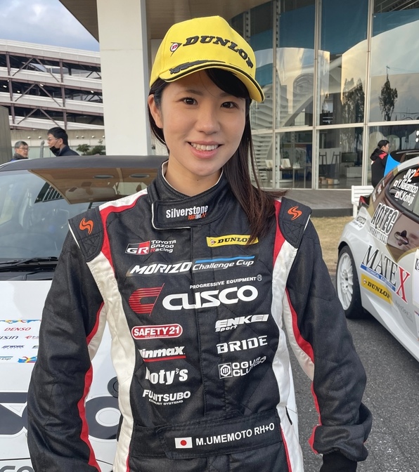 黄色いキャップとレースウェアの女性